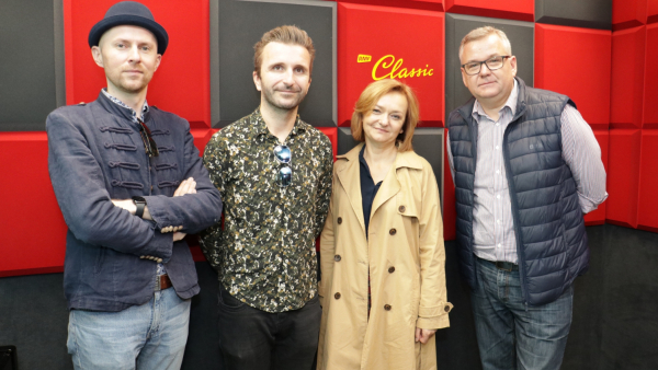 Izabela Dąbrowska w piosence  „Razowy na zakwasie” z tekstem Artura Andrusa 