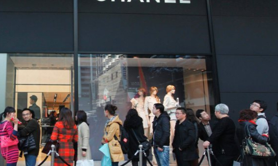 Chanel zaczyna produkcję masek chroniących przed Covid-19