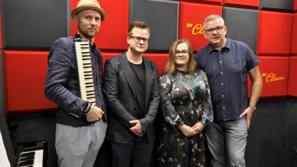 Joanna Kołaczkowska w piosence „Historia trochę zmyślona” z tekstem Artura Andrusa