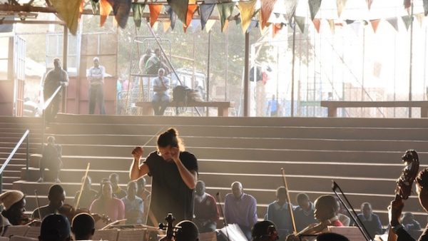 Dzieciaki w Korogocho zagrały z JIMKIEM „HISTORIĘ HIP-HOPU”