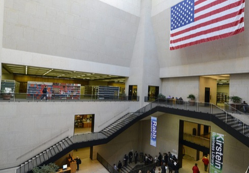 Afera w bibliotece. Drogocenne dzieła odłożone "w złe miejsce"