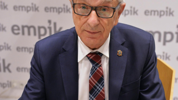 Lew-Starowicz o mężczyźnie w roli pazia królowej