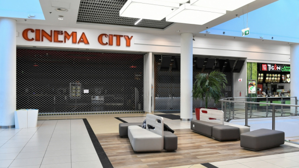 NATO ocenia, że w połowie lipca otwartych będzie 90 proc. kin na świecie