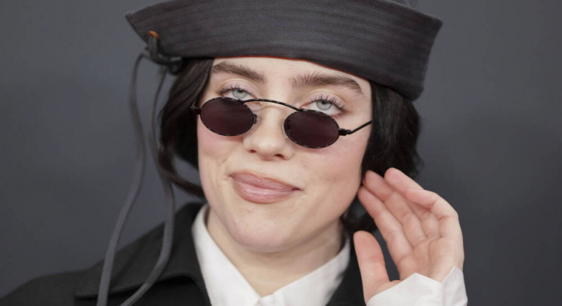 Billie Eilish czyta nazwy przystanków w krakowskich autobusach i tramwajach