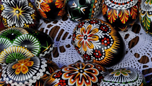 Wystawa eksponatów związanych z Wielkanocą z różnych stron świata