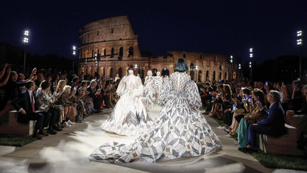 W sercu starożytnego Rzymu Fendi uhonorował Lagerfelda