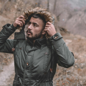 Kurtka parka – ponadczasowy klasyk, który nie wychodzi z mody. Dlaczego warto ją mieć?