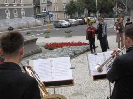Filharmonicy zagrali w Szczecinie na przystankach i rondach