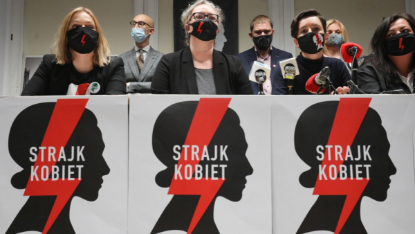 Jest oświadczenie historyków z Uniwersytetu Warszawskiego w sprawie błyskawicy, symbolu protestujących