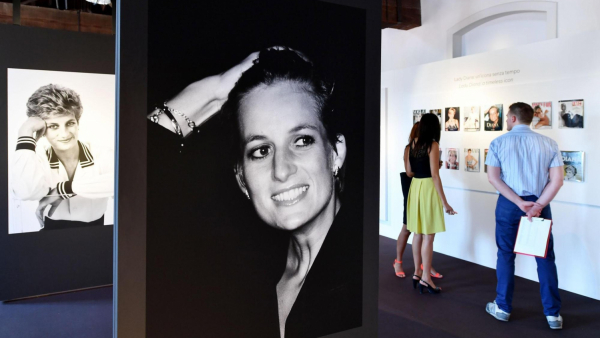 Emma Corrin - mało znana aktorka w roli Diany