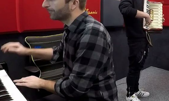 Z okazji jutrzejszego Dnia Kobiet specjalny prezent od Artura Andrusa i Łukasza Zagrobelnego! Posłuchajcie! 