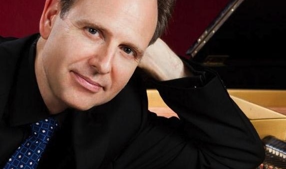 Koncert charytatywny pianisty Kevina Kennera