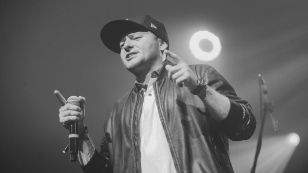 Muzycy, dziennikarze, politycy i fani Kalibra 44 żegnają rapera Michała "Jokę" Martena