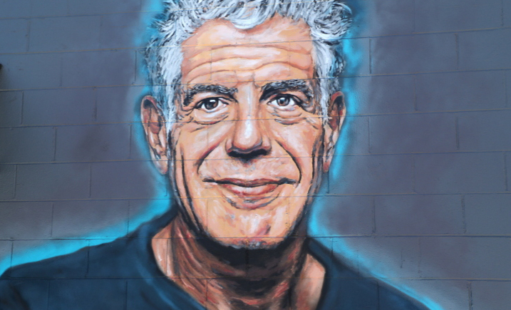 Nigdy nie zamawiaj tego w poniedziałek. Słynny szef kuchni ostrzegał klientów. 25 czerwca Anthony Bourdain obchodziłby 70. urodziny