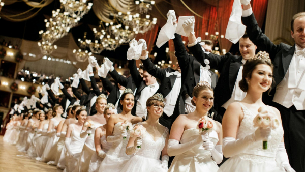 Tiara na Bal w Operze Wiedeńskiej od Versace