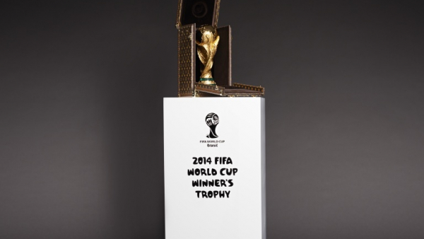 Design: Piłkarski puchar MŚ w kuferku Louis Vuitton