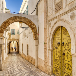 Jak zanurzyć się w lokalną kulturę i poznawać obyczaje oraz tradycje?