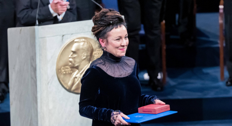 Olga Tokarczuk przekazała replikę medalu noblowskiego na aukcję WOŚP