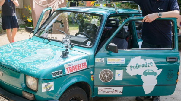 Wnuk Arkadego Fiedlera wyruszył fiatem 126p do Afryki