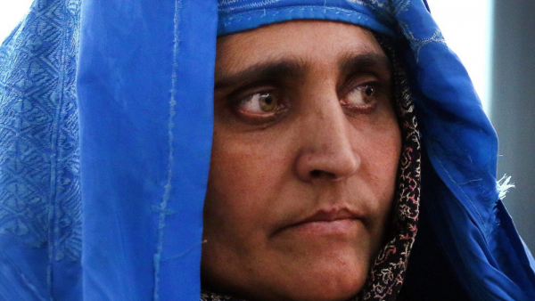 Afganka ze słynnej okładki „National Geographic” uciekła przed talibami do Włoch