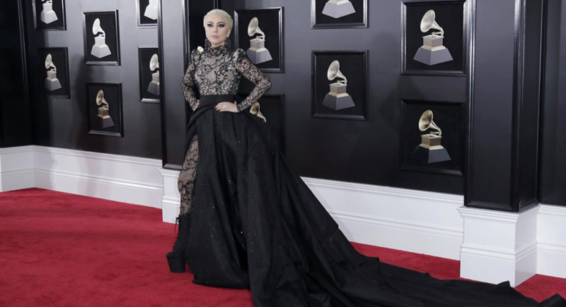 Białe róże - modowy manifest na gali Grammy