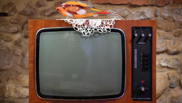 Rekordowy spadek oglądalności telewizji w Wielkiej Brytanii. Rezygnują z niej głównie seniorzy