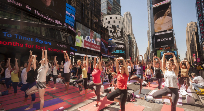 Jogini celebrowali letnie przesilenie na Times Square