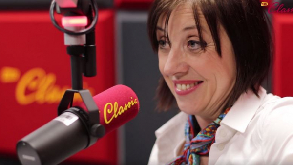 Hanna Śleszyńska w piosence „Psi interes” z tekstem Artura Andrusa