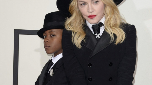 Syn Madonny zagrał Eltona Johna