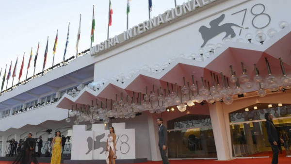 Napisy w filmach sprawiają problem gościom festiwalu w Wenecji