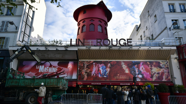 Z wiatraka na siedzibie kabaretu Moulin Rouge odpadły skrzydła