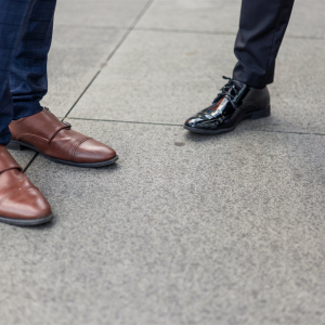 Klasyka i nowoczesność – jakie buty męskie powinny znaleźć się w szafie każdego eleganckiego mężczyzny w 2026 roku