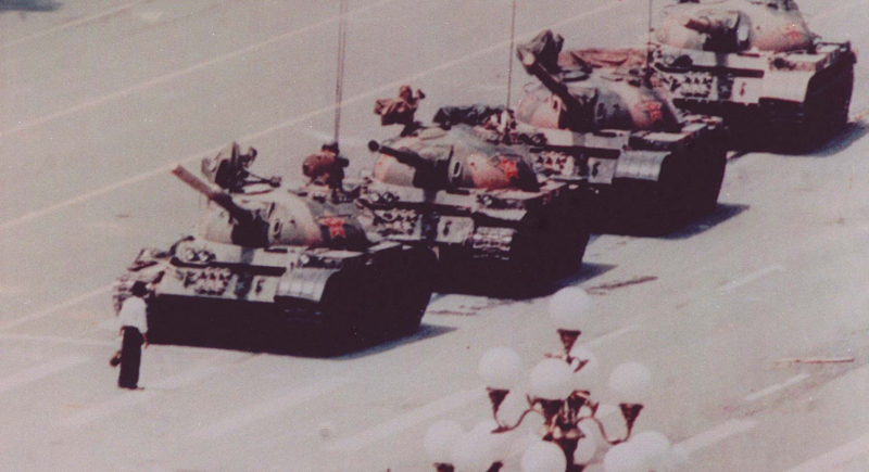 Zmarł Charlie Cole - autor słynnego zdjęcia mężczyzny przed czołgami na Tiananmen