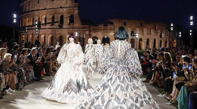 W sercu starożytnego Rzymu Fendi uhonorował Lagerfelda