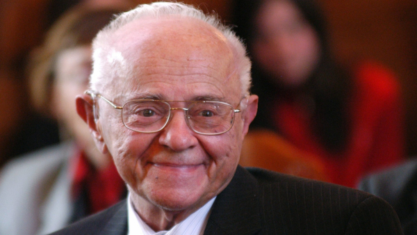 Symboliczny znicz zapłonął na grobie Stanisława Lema