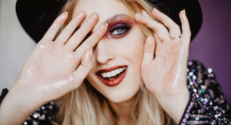 Makijaż na festiwal 2026 – jak go zrobić krok po kroku i uniknąć rozmazywania