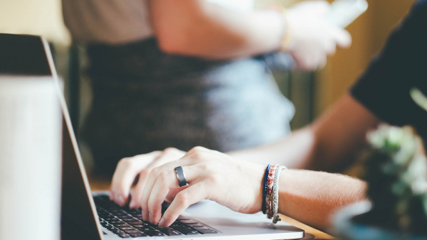 Badanie: Antysemityzm dociera do młodych poprzez media społecznościowe