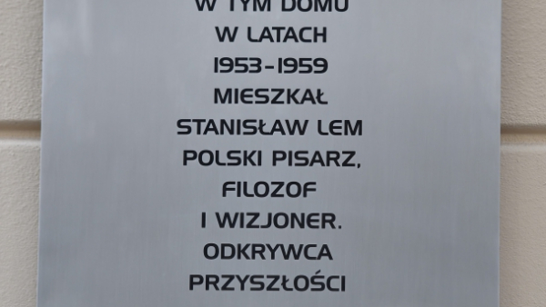 W Krakowie odsłonięto tablicę upamiętniającą Stanisława Lema   