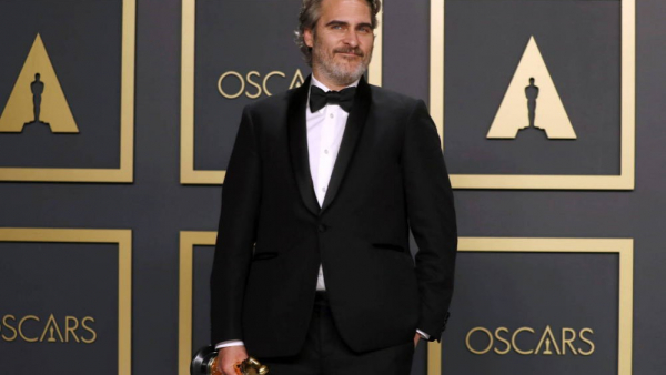 Joaquin Phoenix wzywa do uwolnienia dwóch niedźwiedzi, które były inspiracją dla filmu Disneya