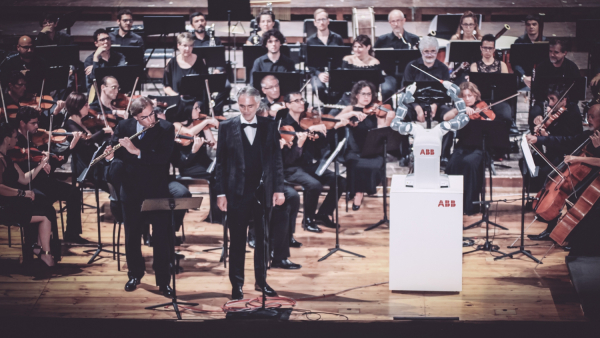 Robot zamiast dyrygenta podczas koncertu Bocellego!