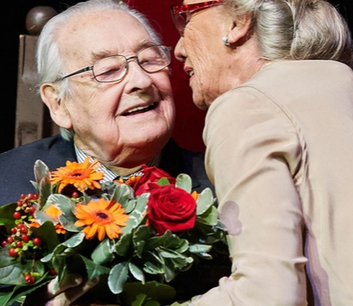 Festiwal Filmowy w Gdyni: Wajda z nagrodą pozaregulaminową, Złote Lwy dla "Ostatniej Rodziny", Motion Trio z nagrodą za najlepszą muzykę 