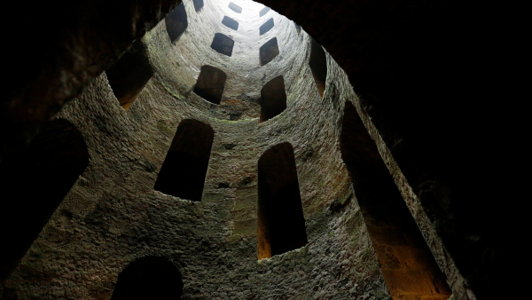 Walentynkowy pocałunek na dnie słynnej studni w Orvieto