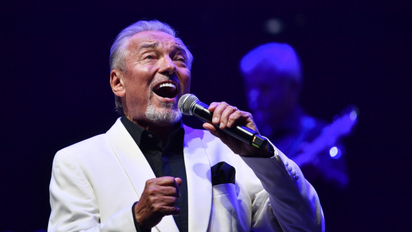 Autobiografię zmarłego Karela Gotta czyta słuchaczom radia głos artysty stworzony przez sztuczną inteligencję