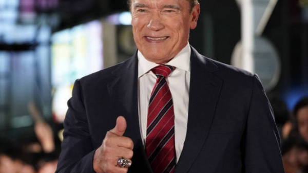 Arnold Schwarzenegger przerwał izolację, by pomagać. Rozwozi sprzęt do szpitali