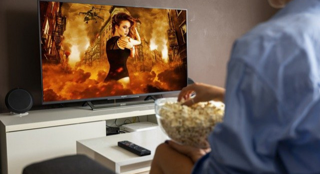 Czym się kierować przy wyborze telewizora do salonu?