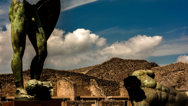 Rzeźby Igora Mitoraja na schodach katedry w Noto na Sycylii