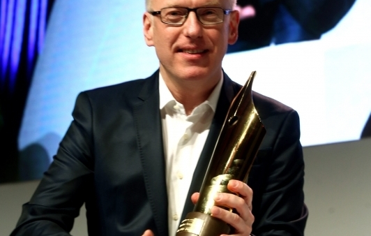 Felietony Mariusza Szczygła w adaptacji teatru improwizowanego Klancyk 