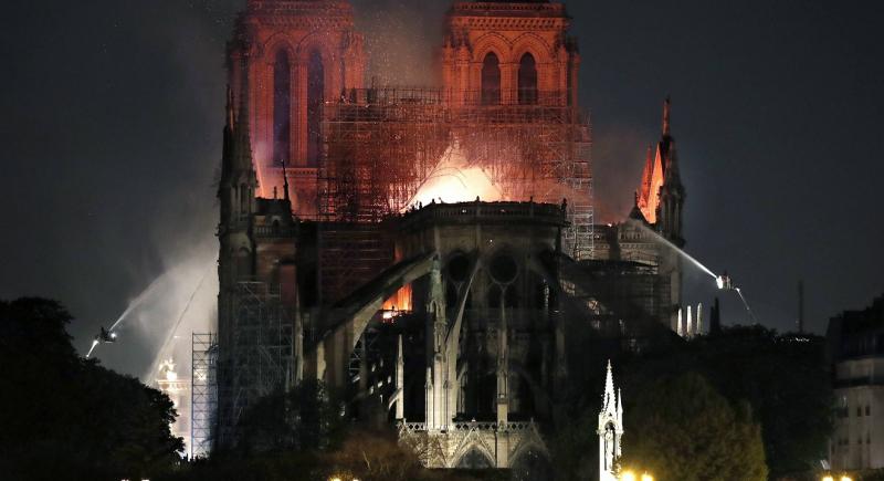 Rodziny Arnault i Pinault przekażą 300 mln euro na odbudowę Notre Dame