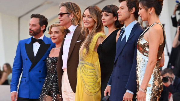 Harry Styles twierdzi, że nie napluł na Chrisa Pine’a podczas premiery "Nie martw się, kochanie"