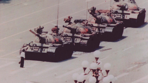 Zmarł Charlie Cole - autor słynnego zdjęcia mężczyzny przed czołgami na Tiananmen